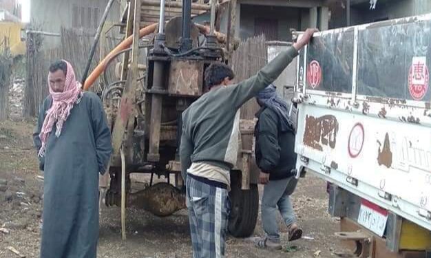 وضع مجسات التربة تمهيدًا للصرف الصحي بقرية كفر طه شبرا قويسنا المنوفية