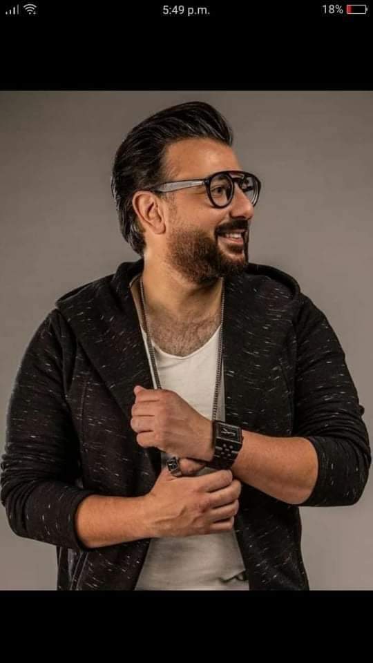 فكك من الناس بعيدا عن بيت العيلة