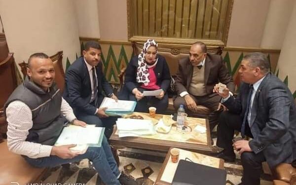 سنوات ابوتشت القادمه داخل صورة