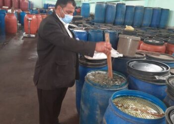 صحة الشرقية تقوم بإعدام أكثر من طن ونصف أغذية فاسدة