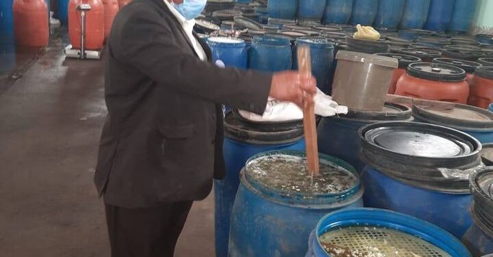 صحة الشرقية تقوم بإعدام أكثر من طن ونصف أغذية فاسدة