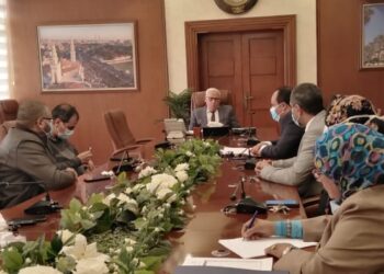 خلال الاجتماع الدورى للمحافظ بلجنة إدارة ازمة كورونا.