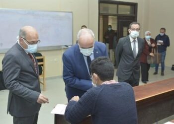 رئيس جامعة الفيوم يتابع سير الامتحانات بكليات الجامعة