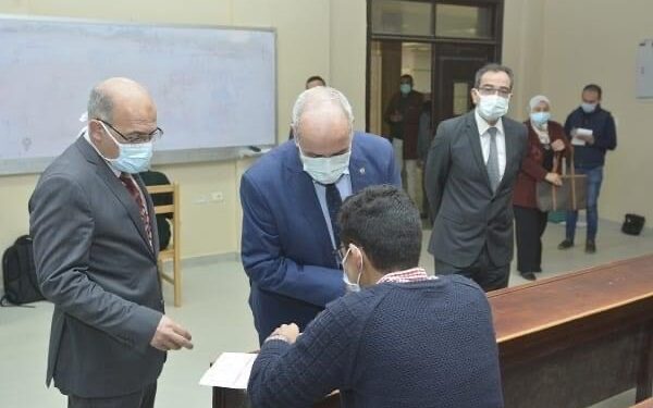 رئيس جامعة الفيوم يتابع سير الامتحانات بكليات الجامعة