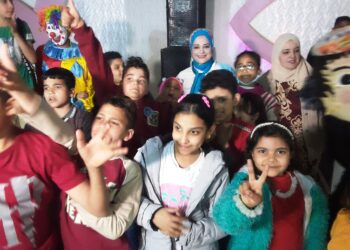 بالتنورة والحصان وفرحة الأيتام.