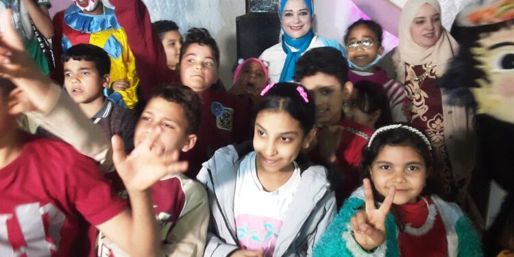 بالتنورة والحصان وفرحة الأيتام.