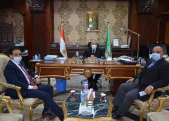 محافظ المنيا يناقش مع أعضاء مجلس الشيوخ عددا من القضايا والمشاكل