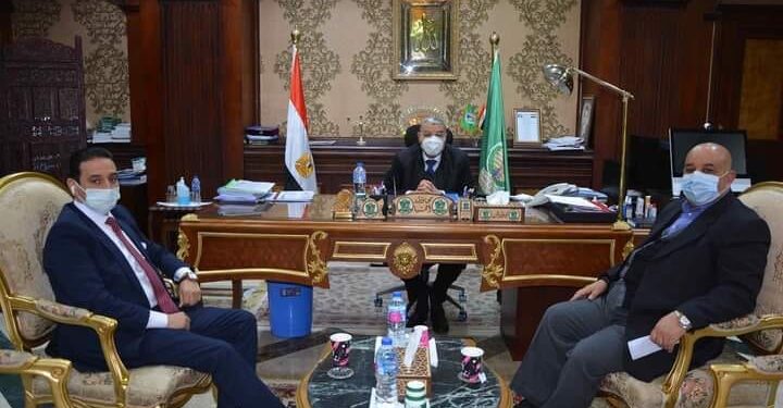 محافظ المنيا يناقش مع أعضاء مجلس الشيوخ عددا من القضايا والمشاكل
