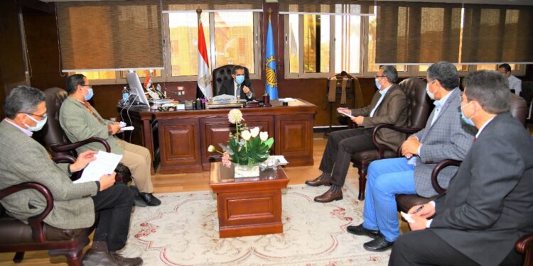 محافظ الغربية يعقد اجتماعاً لمناقشة الموقف المالي للمشروعات الجارية