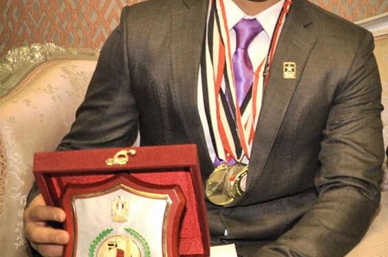 وزير الآثار يكرم يوسف صلاح حسانين لمشاركته في الخدمة الإرشادية بالمتحف المصري