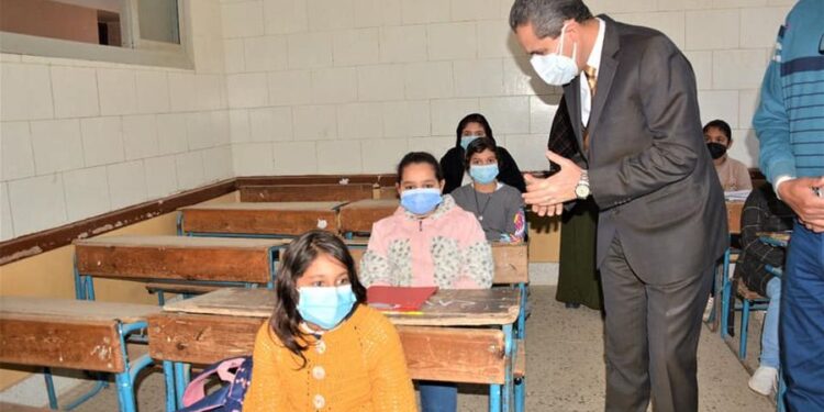 نائب رئيس جامعة طنطا يتفقد لجان الامتحانات بـ «طب الأسنان والصيدلة»