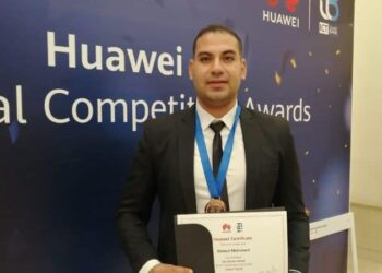 طالب بالجامعة