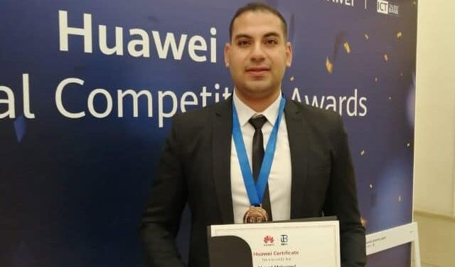 طالب بالجامعة