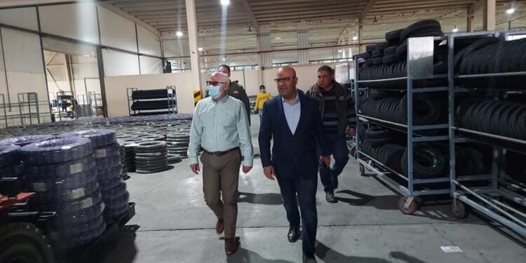 الغضبان : يتابع سير العمل والإنتاج بمصنع بيراميدز لإطارات السيارات .