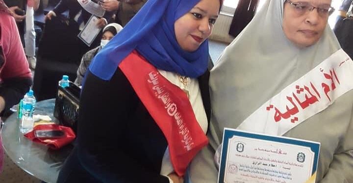 الإتحاد العام لنقابات مصر يكرم الأم المثالية العاملة ببني سويف