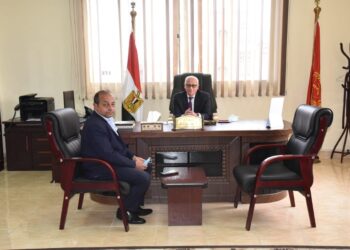 محافظ بورسعيد يتابع سير العمل بالمنطقة الصناعية