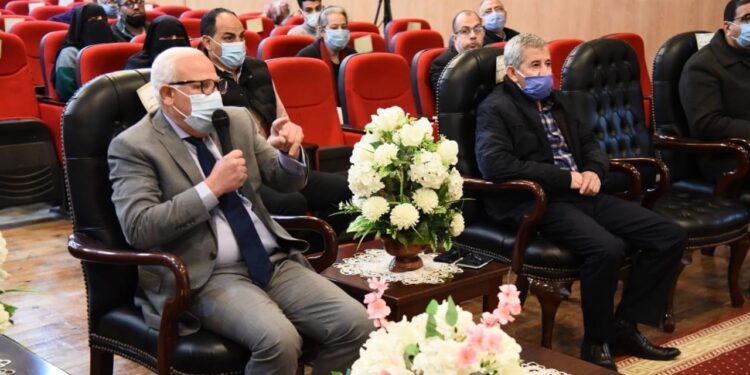 محافظ بورسعيد يتابع مستجدات العمل في تحويل ١٧ محطة وقود للعمل بالغاز الطبيعي