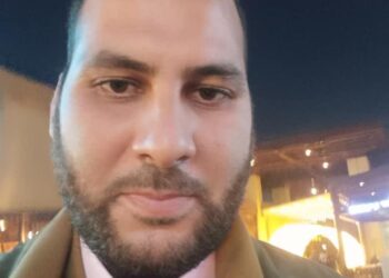 صاحب من يأخذ بيدك إلي الجنة