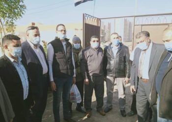 مدير التعليم الثانوى والأستاذ سمير عبدالواحدمرشح المحليات بالشرقية أثناء توزيع كممات على الطلاب أثناء الامتحانات