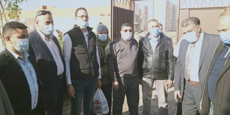 مدير التعليم الثانوى والأستاذ سمير عبدالواحدمرشح المحليات بالشرقية أثناء توزيع كممات على الطلاب أثناء الامتحانات