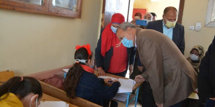 محافظ القليوبية يتفقد لجان امتحانات طلاب مدرسة النور للمكفوفين