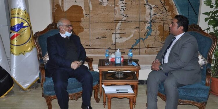 وزير التعليم العالي يتلقى تقريرًا حول تنظيم دورات تدريبية لأعضاء البعثات العلمية