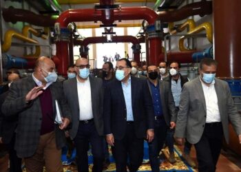 رئيس الوزراء يتفقد محطة مياه الباحور