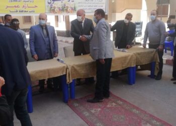 محافظ قنا يسلم 390 وحده من عمارات هو 1