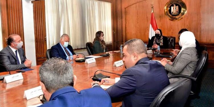 وزيرة التجارة والصناعة تعقد لقاءً موسعاً مع رؤساء المجالس التصديريه