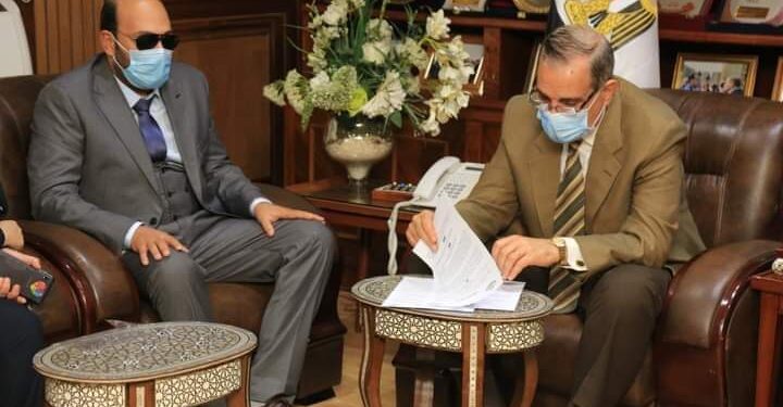 (محافظ كفر الشيخ) يسلم عقد وحدة سكنية بأجر رمزي “جنيه” لمدة 25 سنة تجدد تلقائيا لأيقونة الطب