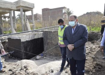 محافظ أسيوط يتفقد أعمال تنفيذ مشروعات الصرف الصحي وتبطين الترع