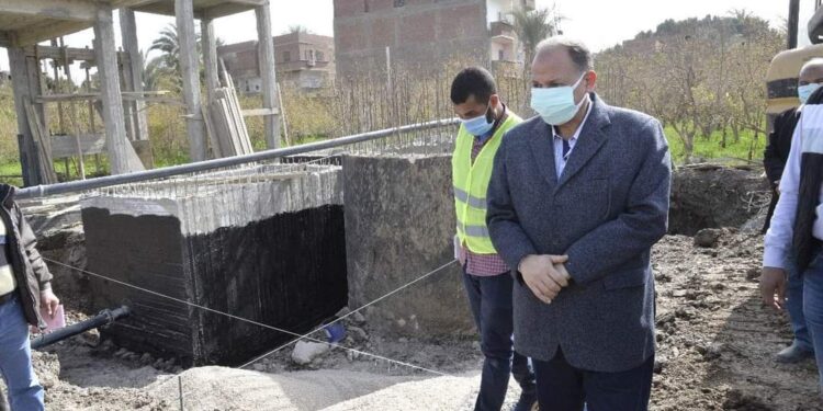 محافظ أسيوط يتفقد أعمال تنفيذ مشروعات الصرف الصحي وتبطين الترع