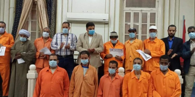 بالصور … الصمطى  يكرم عمال النظافة بجرجا