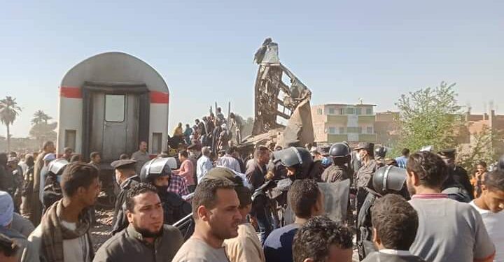 مستشفى سوهاج الجامعى تستقبل 21حالة إصابة جراء حادث القطاريين