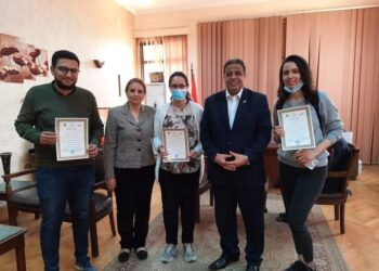 عميد آداب عين شمس يكرم فريق  برنامج الكنترول الإلكتروني