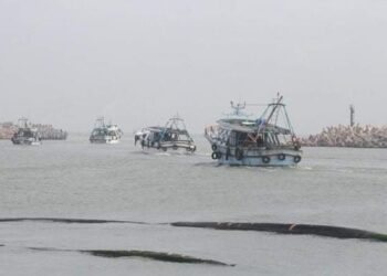 استئناف حركة الملاحة بميناء البرلس وانطلاق 180 مركب صيد عقب توقفها لمدة 6 أيام