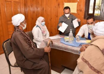 أمين عام جامعة عين شمس المساعد لقطاع البيئة  يتفقد أعمال قافلة التنمية الشاملة بمحافظة قنا