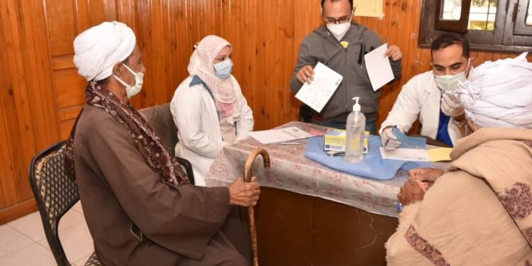 أمين عام جامعة عين شمس المساعد لقطاع البيئة يتفقد أعمال قافلة التنمية الشاملة بمحافظة قنا