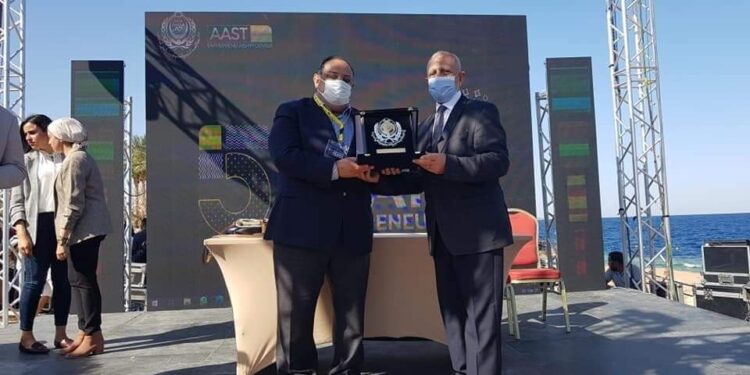 تكريم رئيس جامعة حلوان خلال فعاليات مسابقة رالي ريادة الأعمال