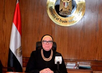 وزيرة التجارة تصدر قراراً باستمرار فرض رسم صادر على قصاصات وفضلات وخرق وأسمال الأقمشة القطنية .