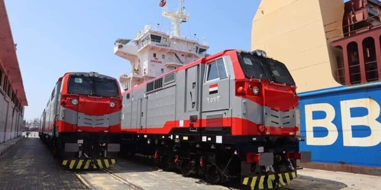 وصول آخر 10 جرارات أمريكية جديدة ضمن صفقة تصنيع وتوريد 110 جرار سكة حديد جديدة إلى ميناء الإسكندرية