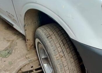 بالصور : سقوط سيارة في بالوعة صرف صحي بالمنوفية