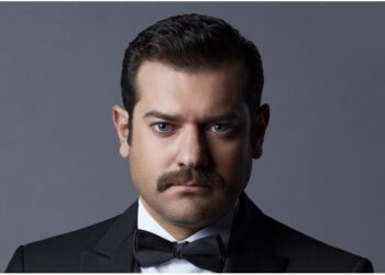 مسلسل الملك  لعمرو يوسف يلفت نظر عالمة أمريكية .