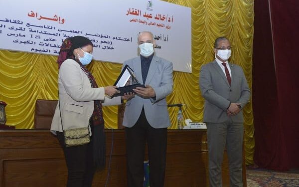 محافظ الفيوم ورئيس جامعة الفيوم يشهدان ختام المؤتمر العلمي التاسع لثقافة القرية