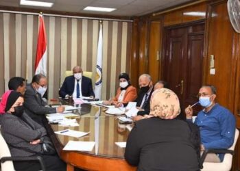 محافظ قنا يترأس لجنة لإختيار المرشحين لوظيفة رئيس قرية