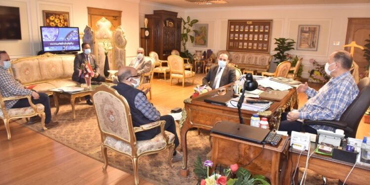 محافظ أسيوط يلتقي وكيل
