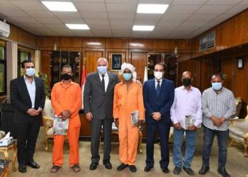 محافظ قنا يكرم عاملين