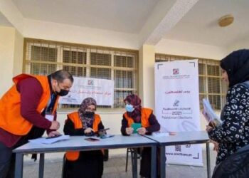 مخاوف من انتشار فيروس كورونا وسط مراكز الاقتراع