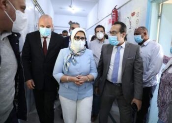 وزيرة الصحه بمرافقة الداودي في زيارة ميدانية لمستشفيات قنا