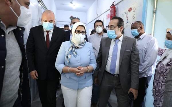وزيرة الصحه بمرافقة الداودي في زيارة ميدانية لمستشفيات قنا